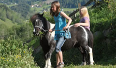 Kinder mit Pferd